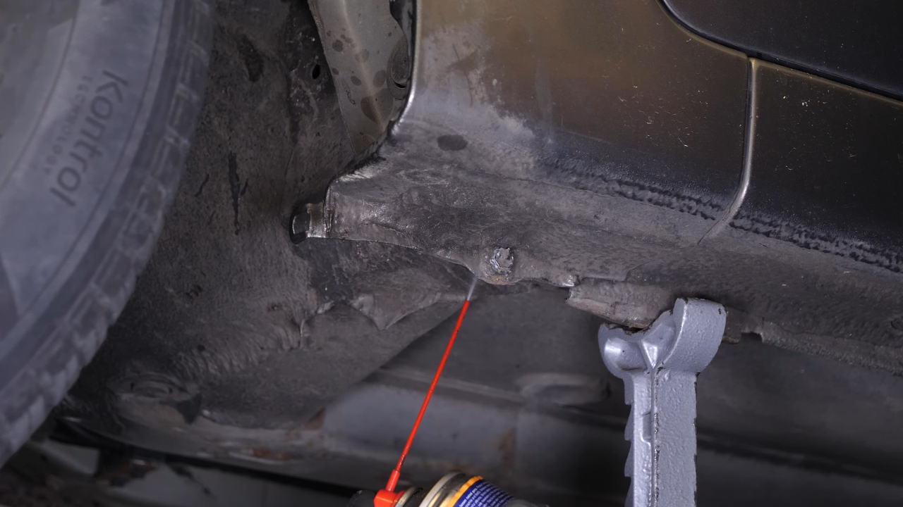 Unscrew the screw behind the mudguard