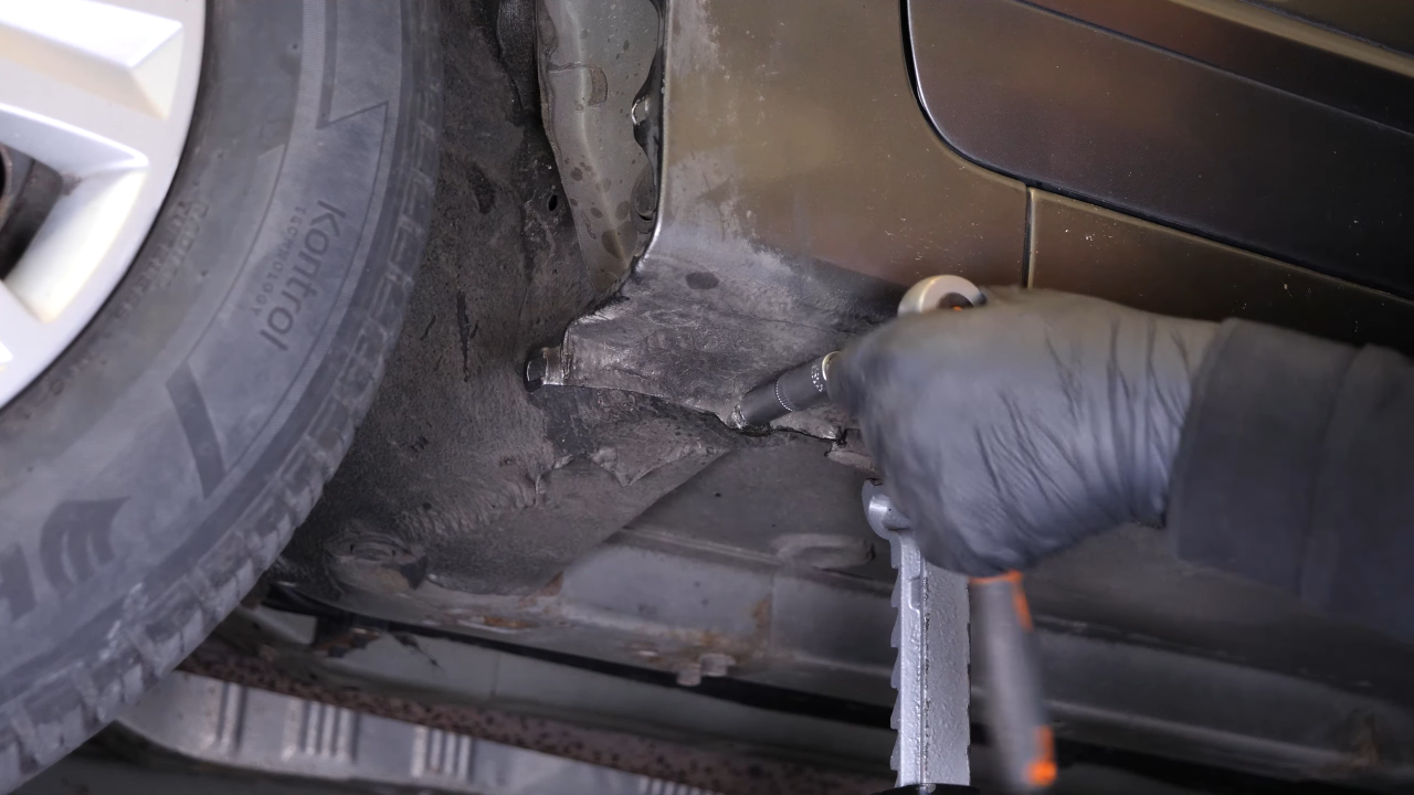 Unscrew the screw behind the mudguard