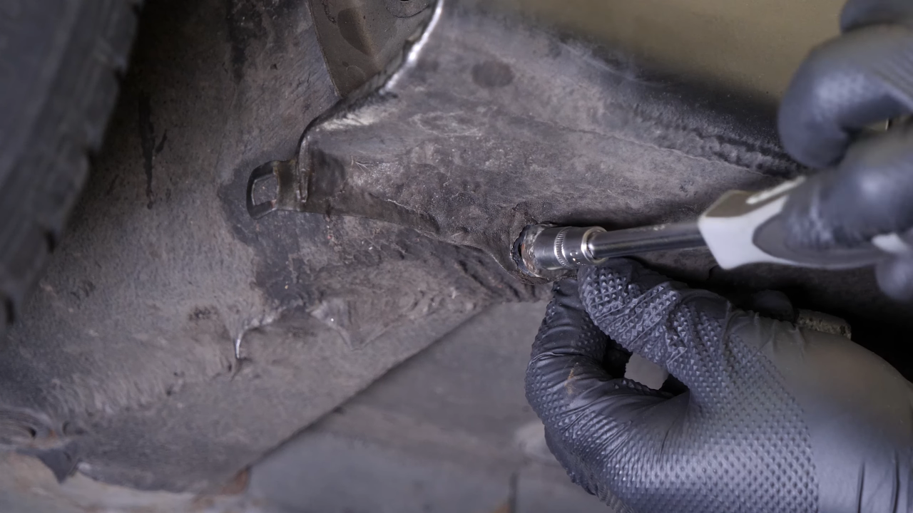 Screw the different bolts along the fender