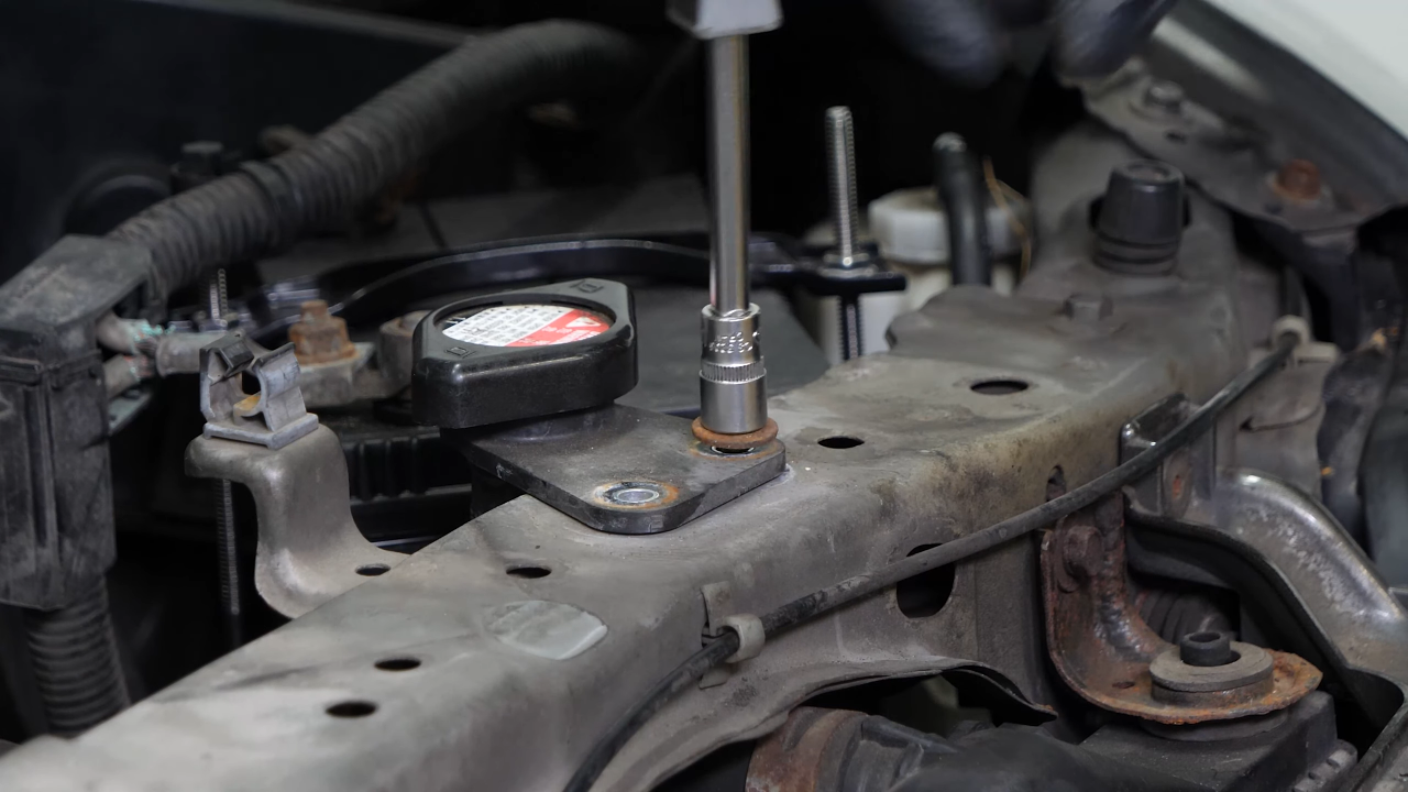 Remove the elements on the radiator support
