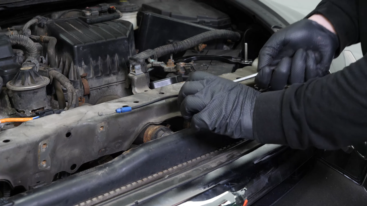 Remove the elements on the radiator support