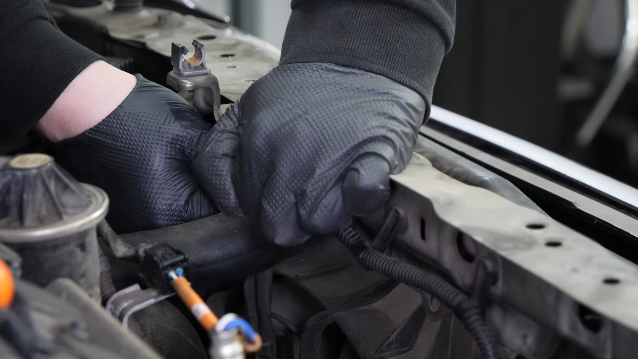 Remove the elements on the radiator support