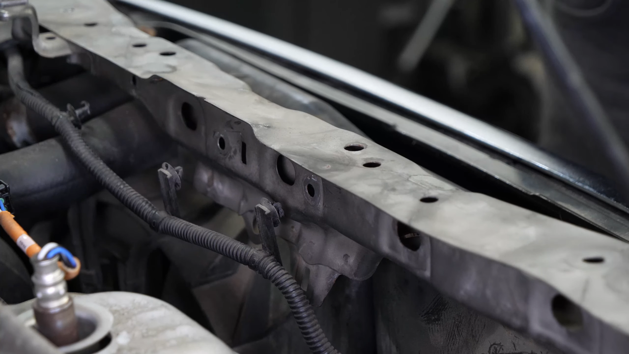 Remove the elements on the radiator support