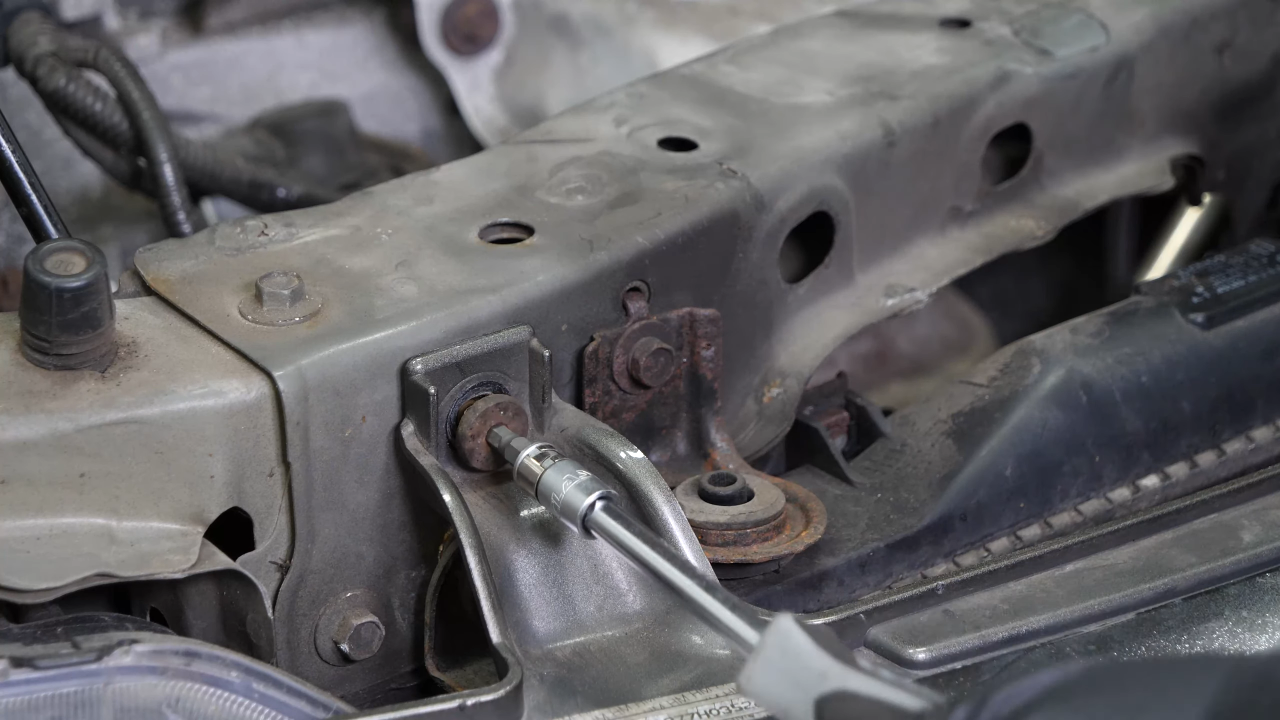 Remove the elements on the radiator support