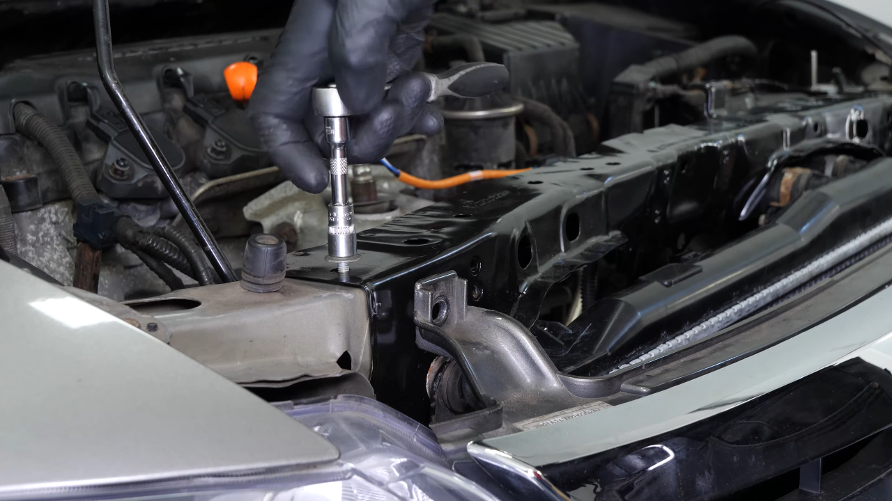 Install the new radiator support