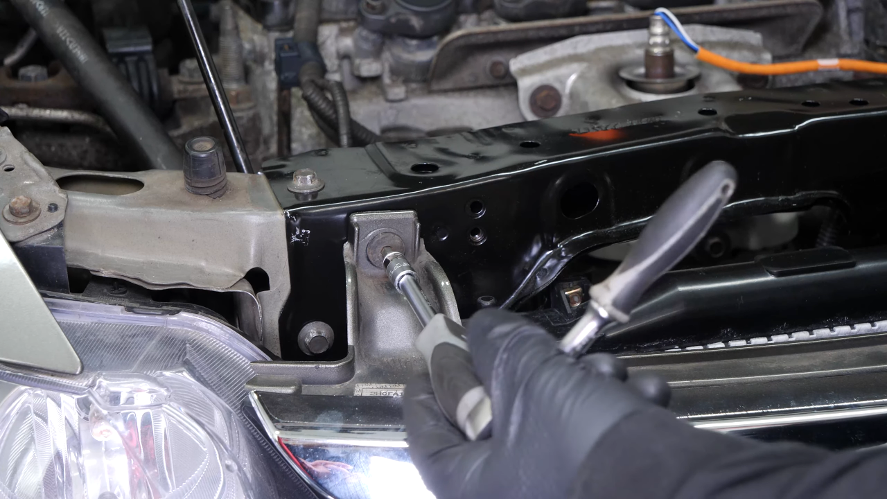 Put the elements on the radiator support back