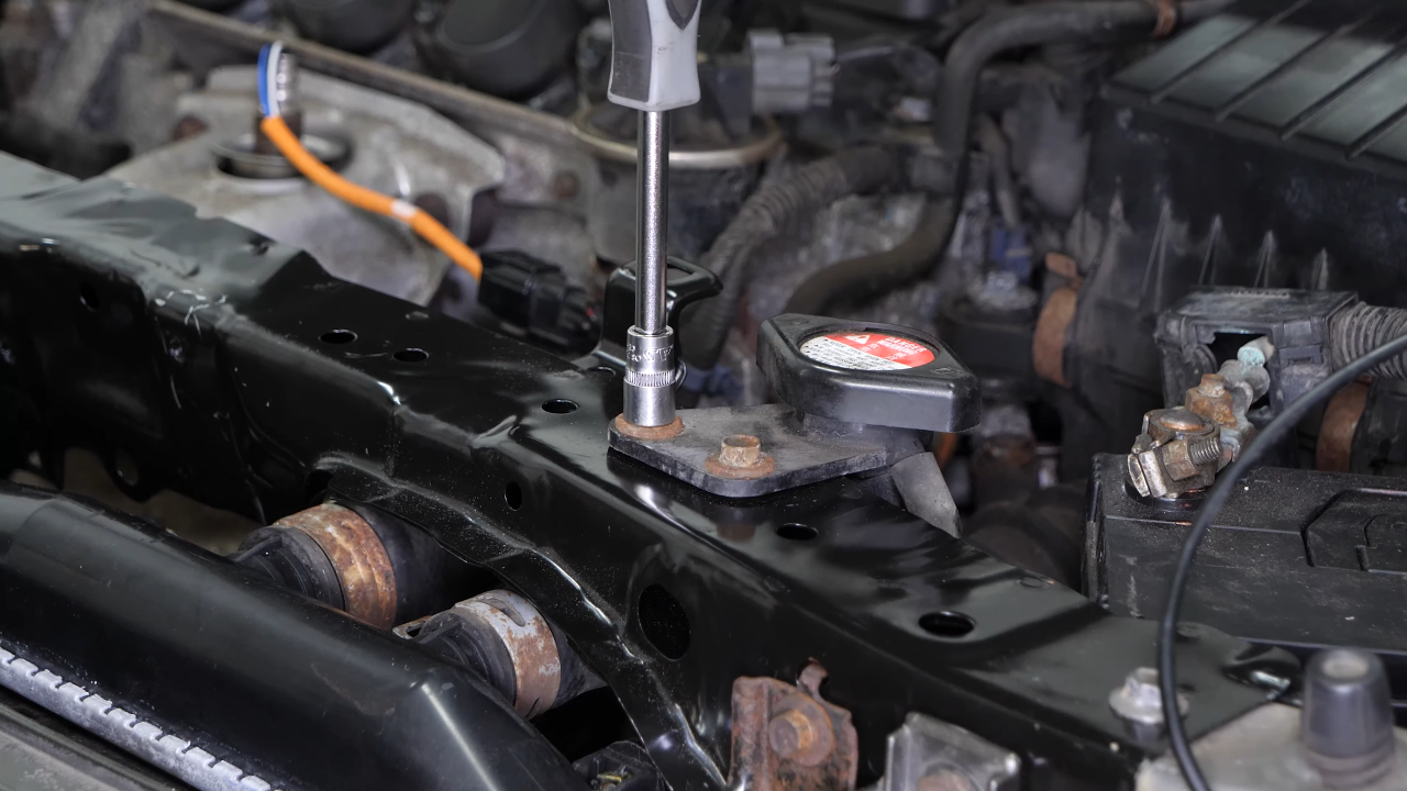 Put the elements on the radiator support back