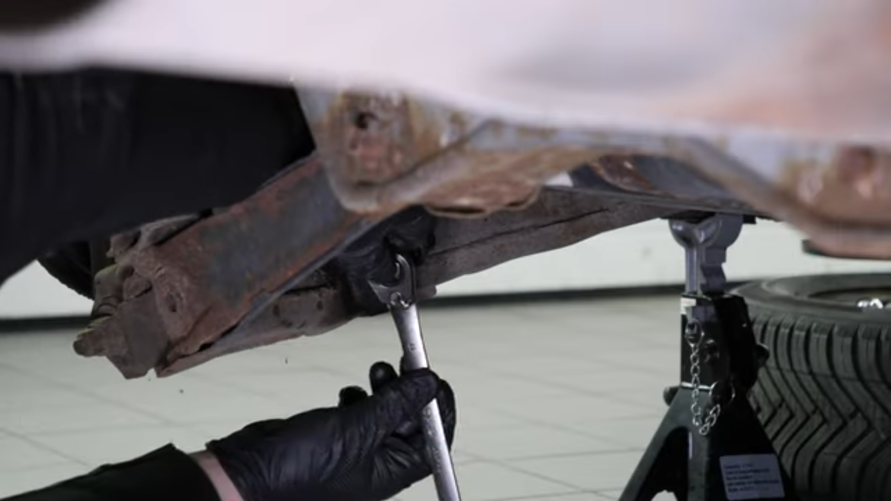 Remove the sway bar end link