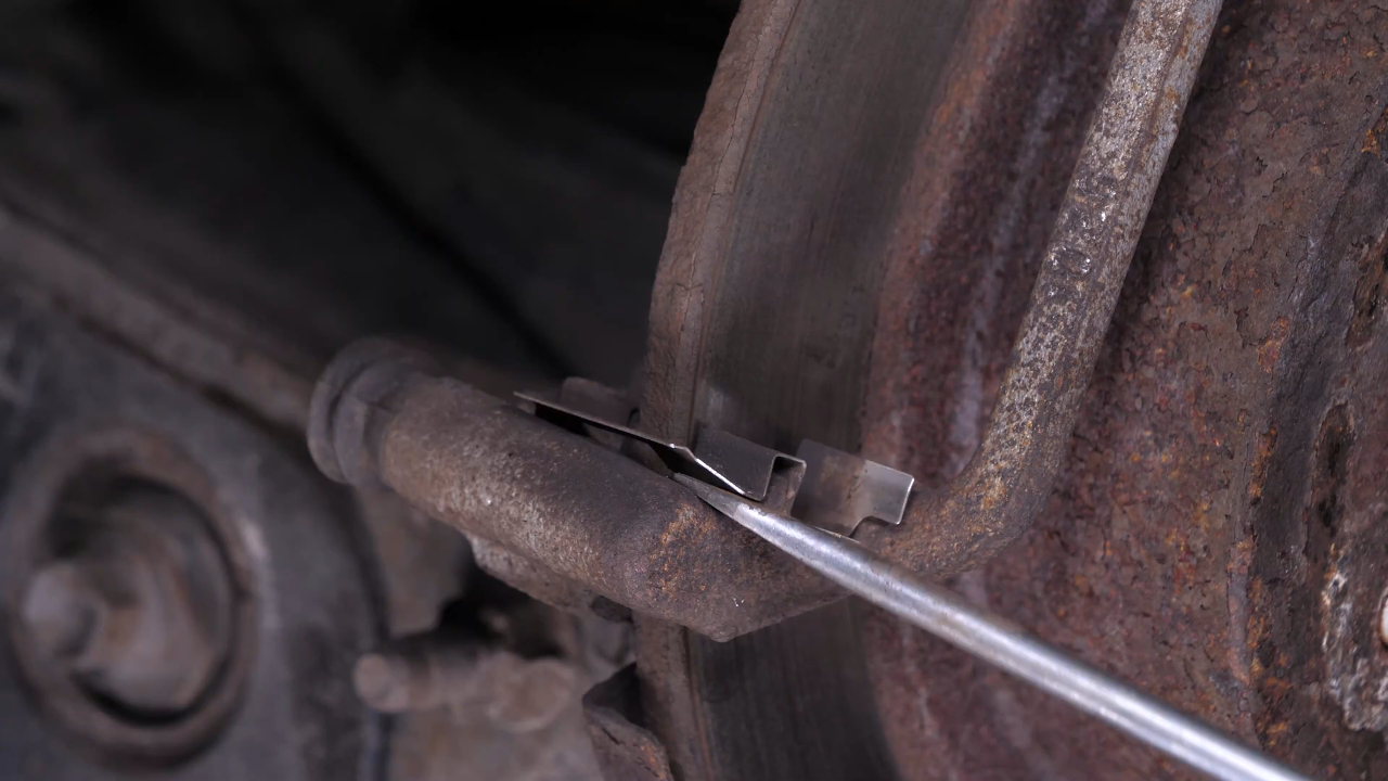 Remove the anti-rattle clips + Cleaning