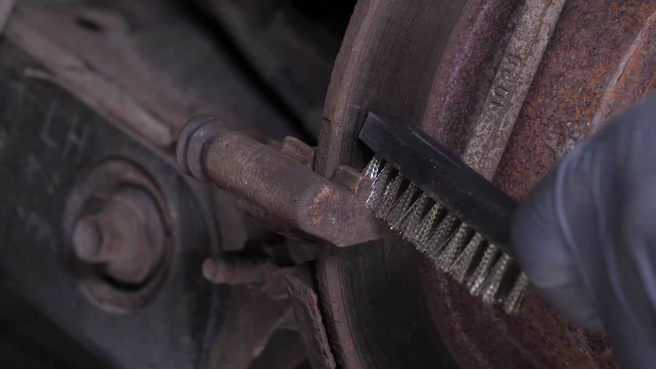 Remove the anti-rattle clips + Cleaning