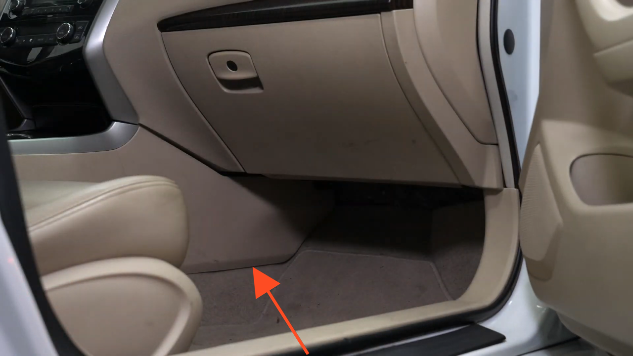 Access the cabin filter flange