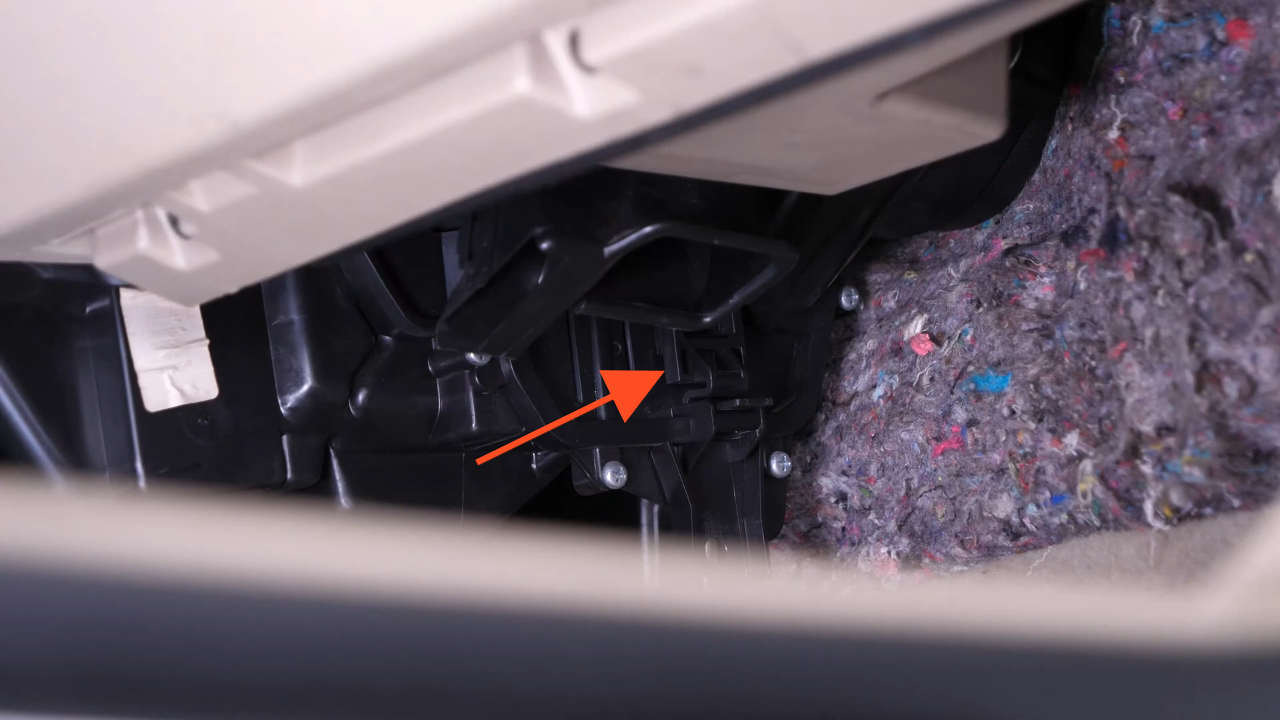 Access the cabin filter flange