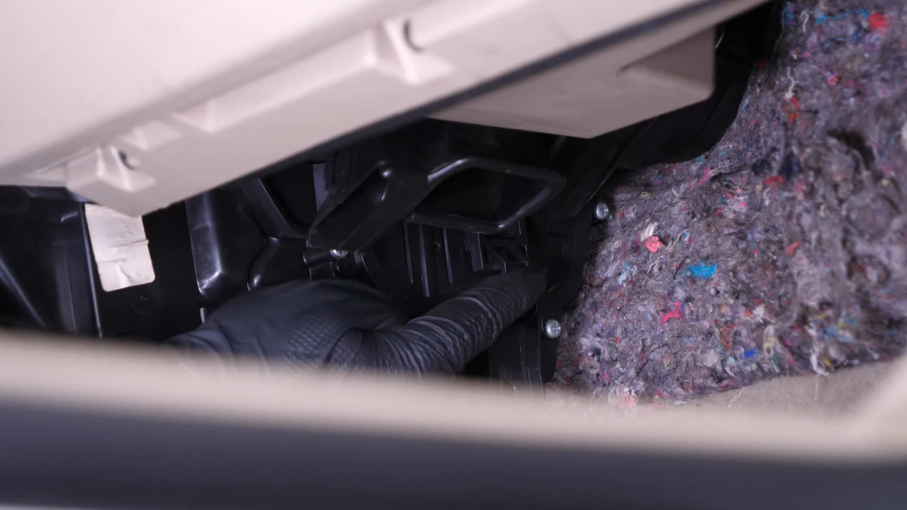 Access the cabin filter flange