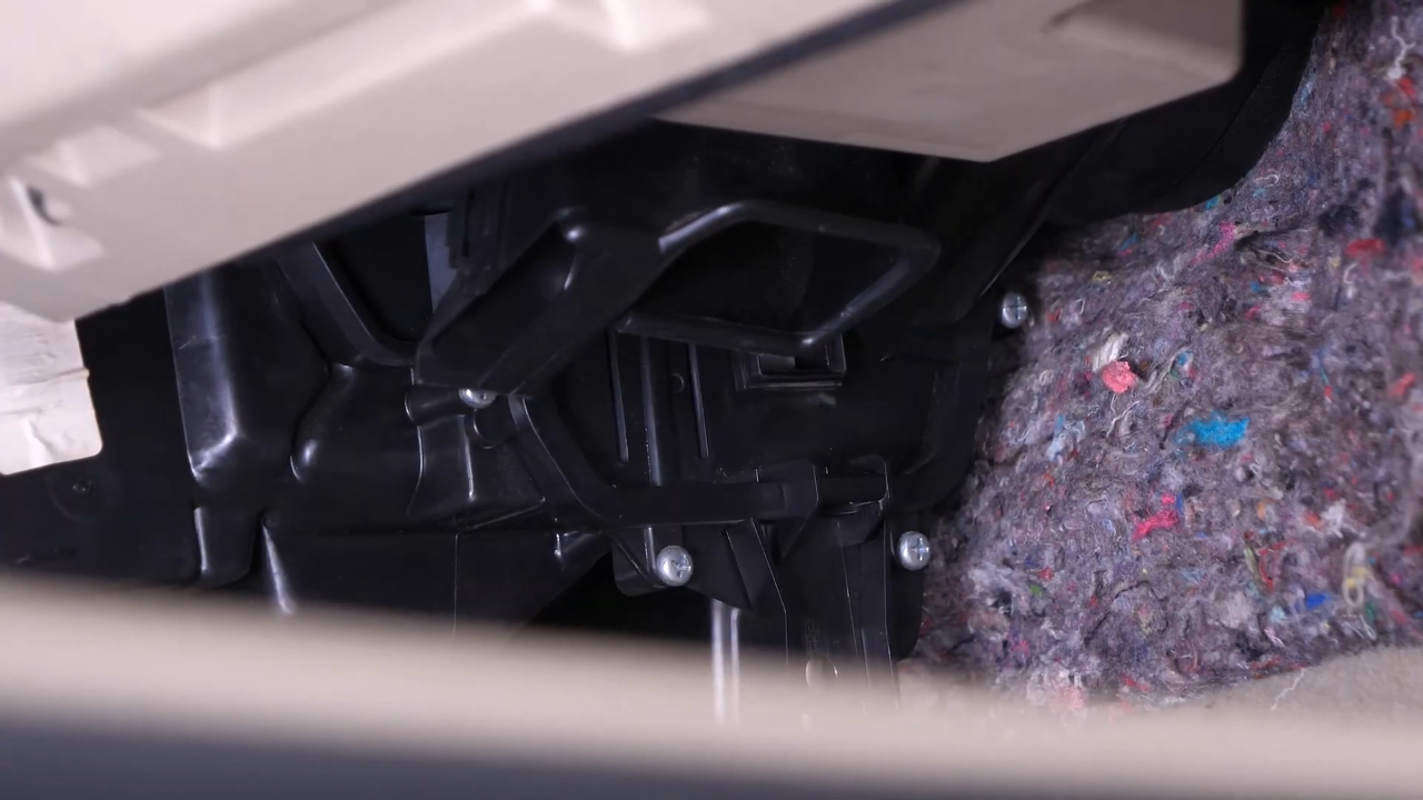 Access the cabin filter flange