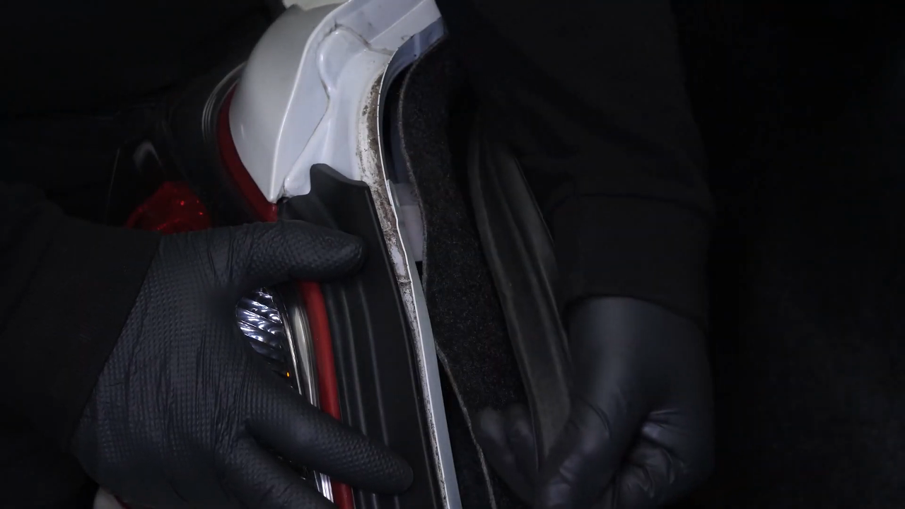 Access to the tail lights