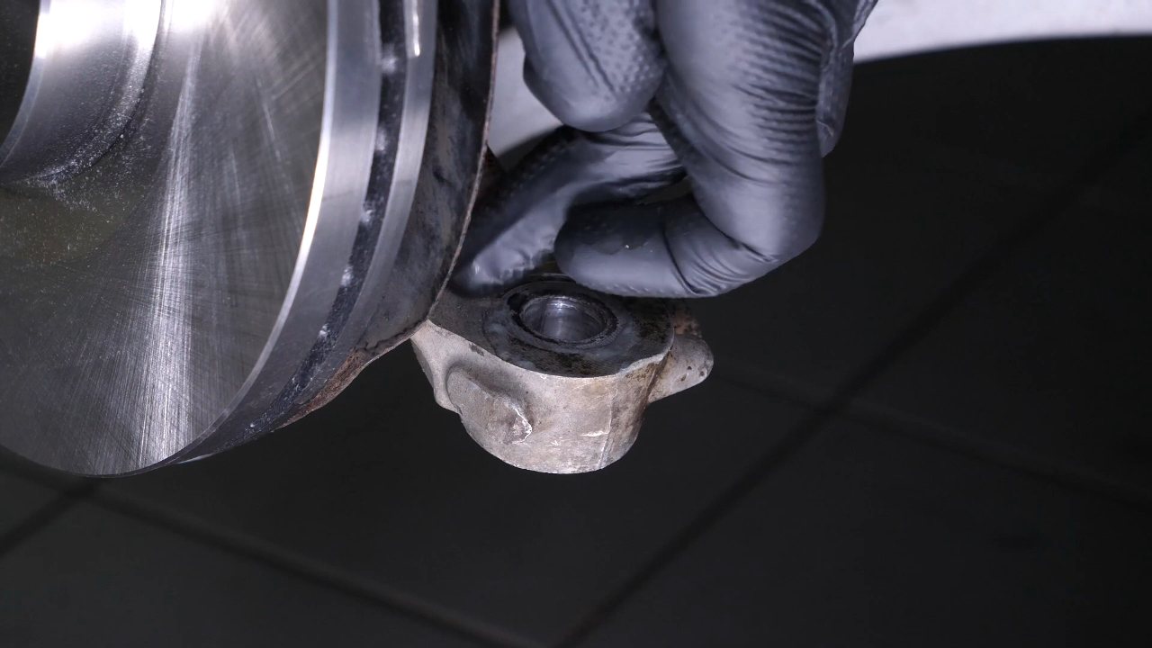 Prepare the new outer tie rod