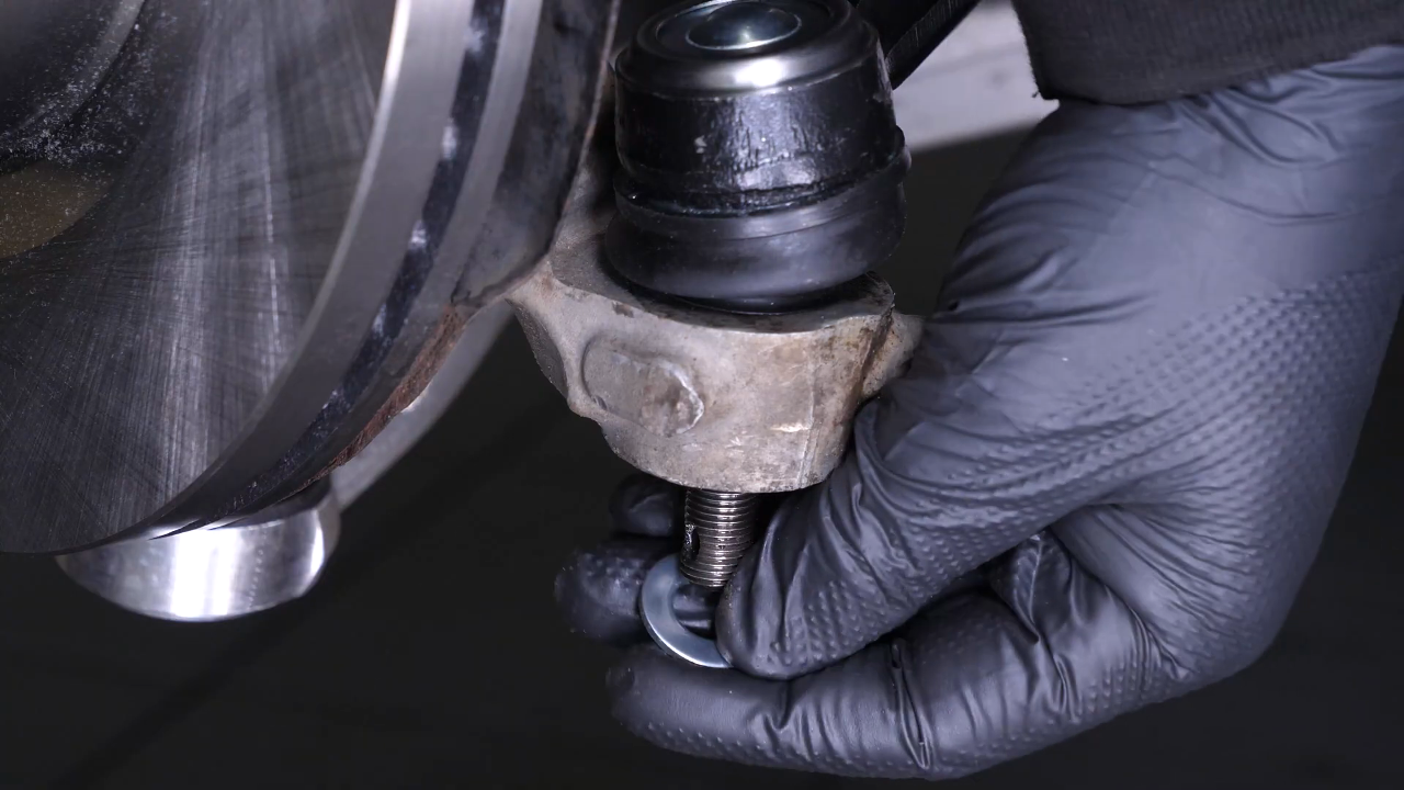 Install the outer tie rod holding nut