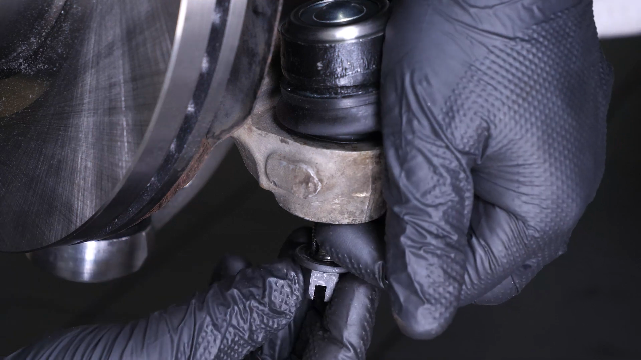 Install the outer tie rod holding nut