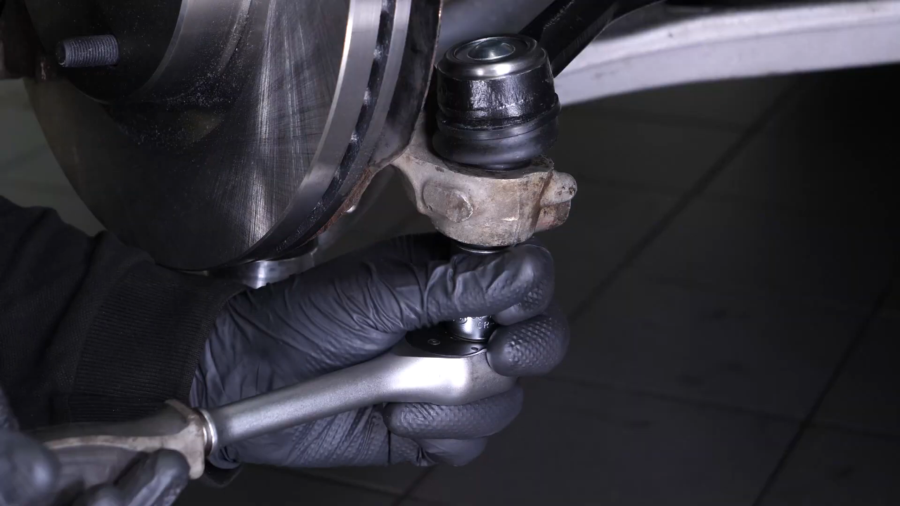 Install the outer tie rod holding nut