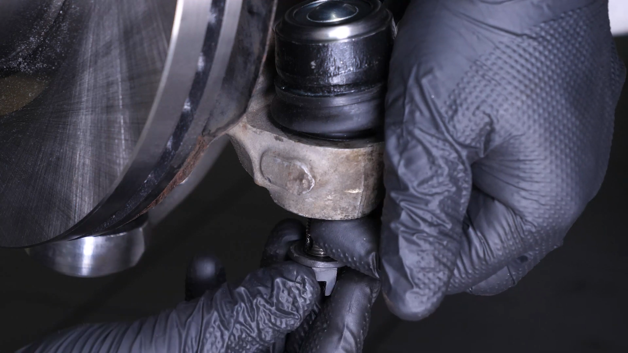 Install the outer tie rod holding nut