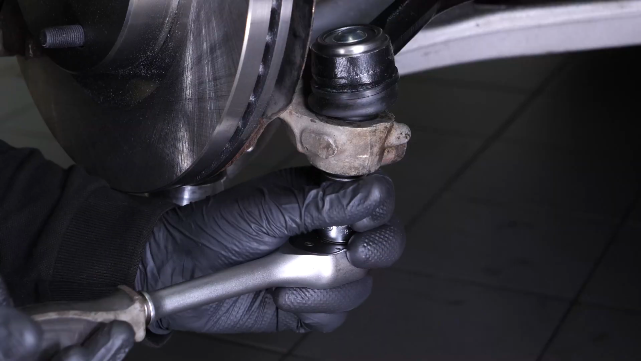 Install the outer tie rod holding nut