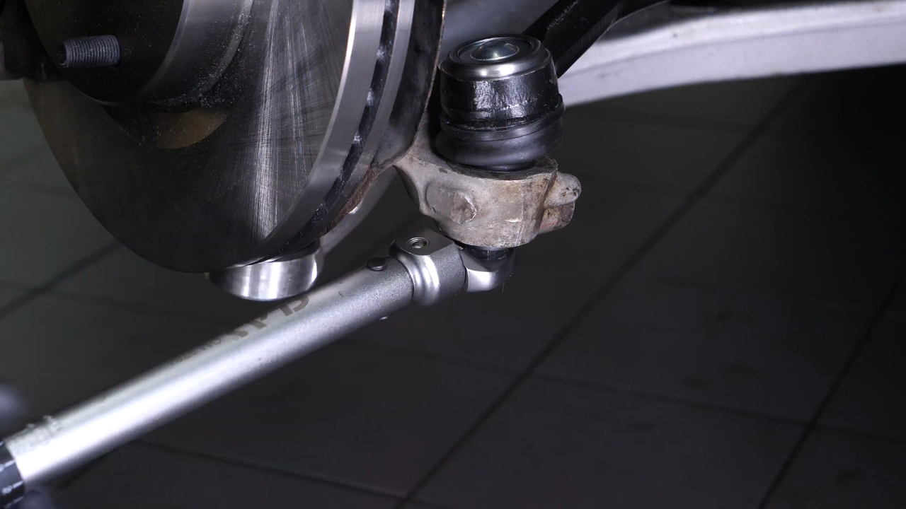 Install the outer tie rod holding nut
