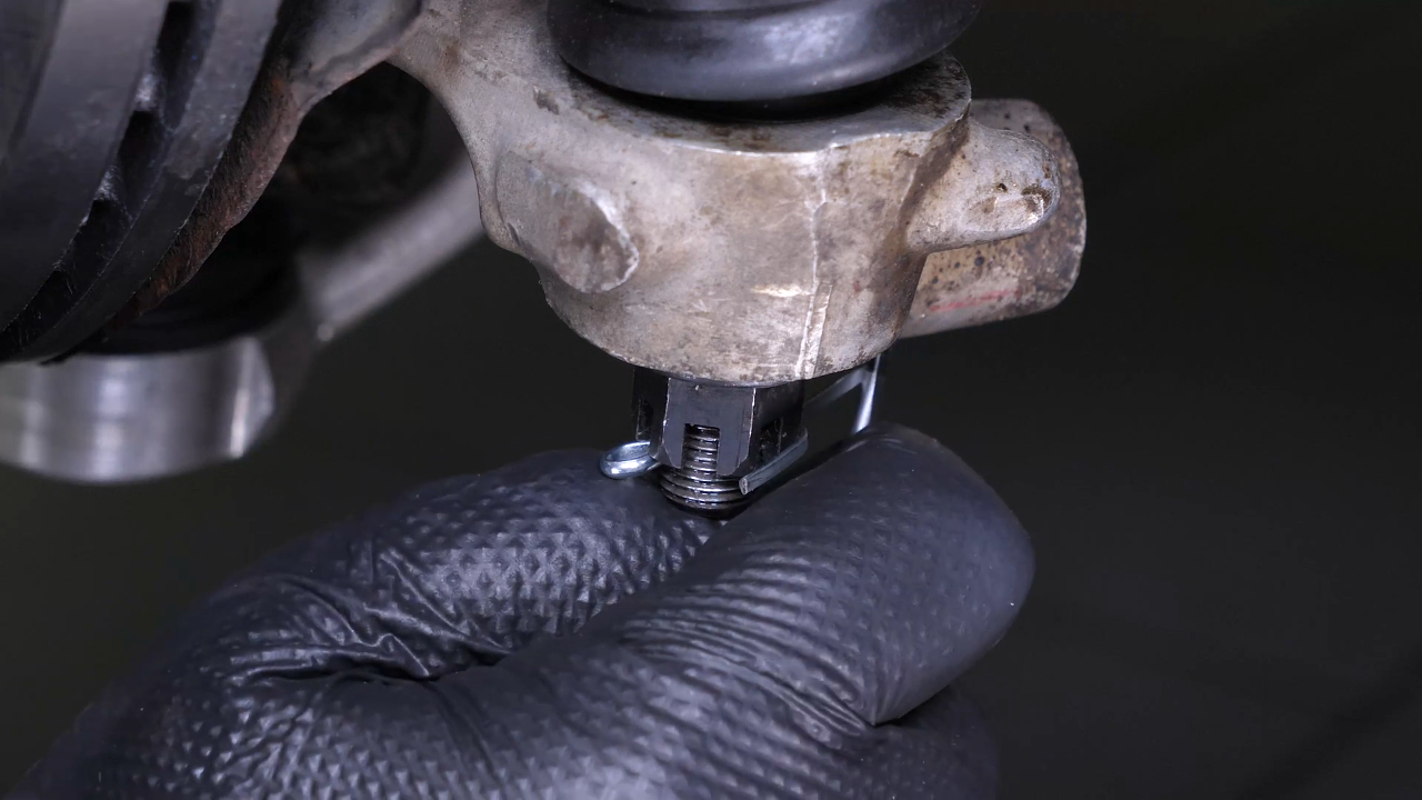 Install the outer tie rod holding nut