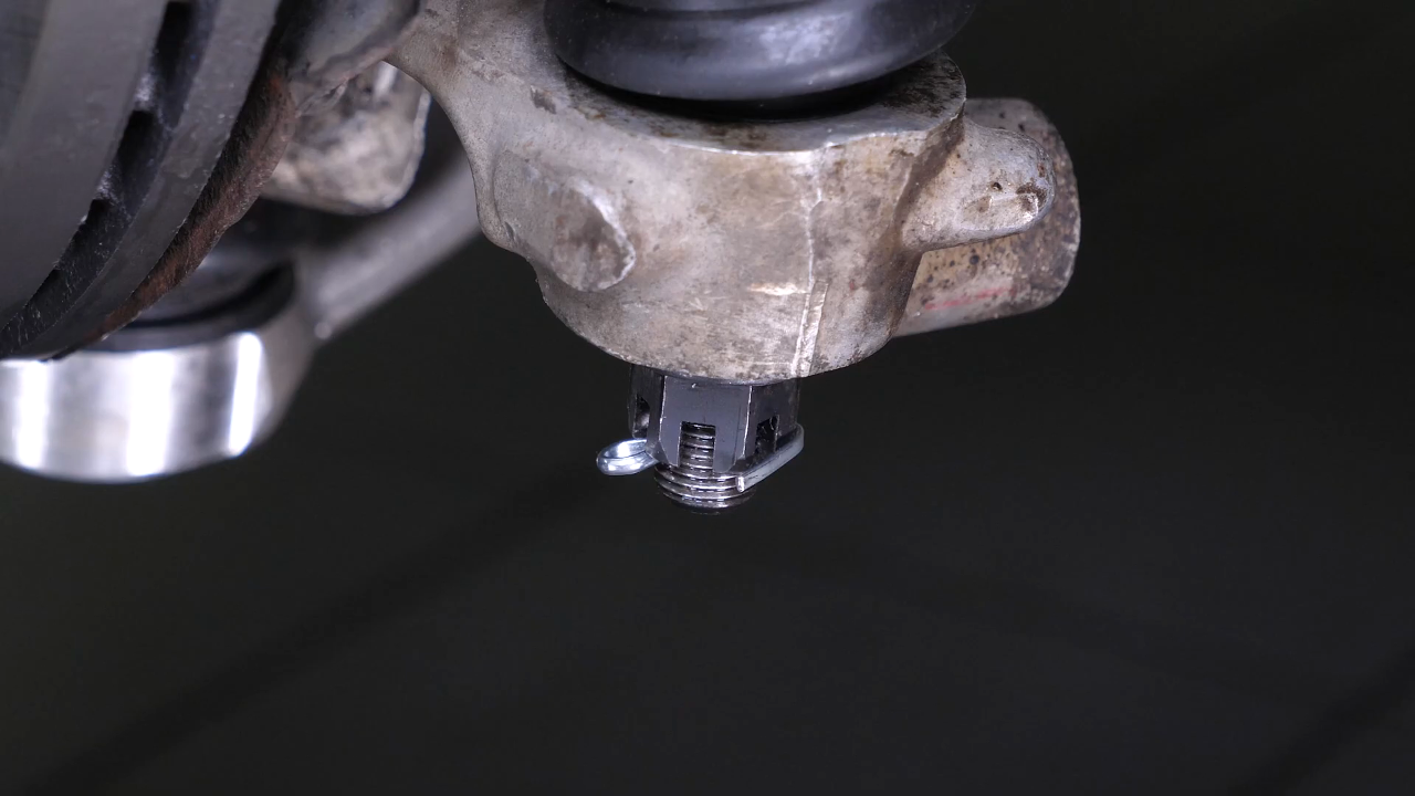 Install the outer tie rod holding nut
