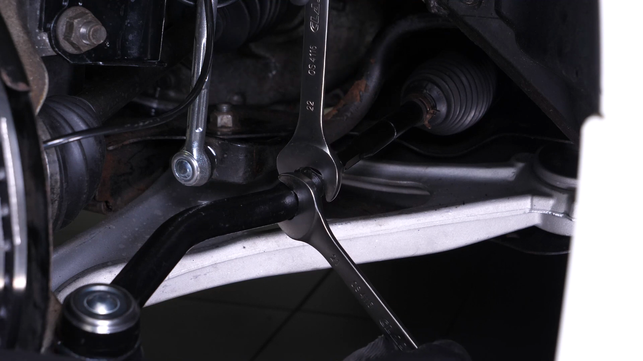 Finalise the tightening of the locknut