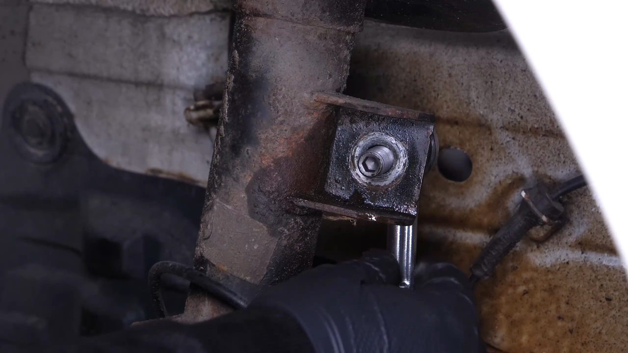 Remove the sway bar end link