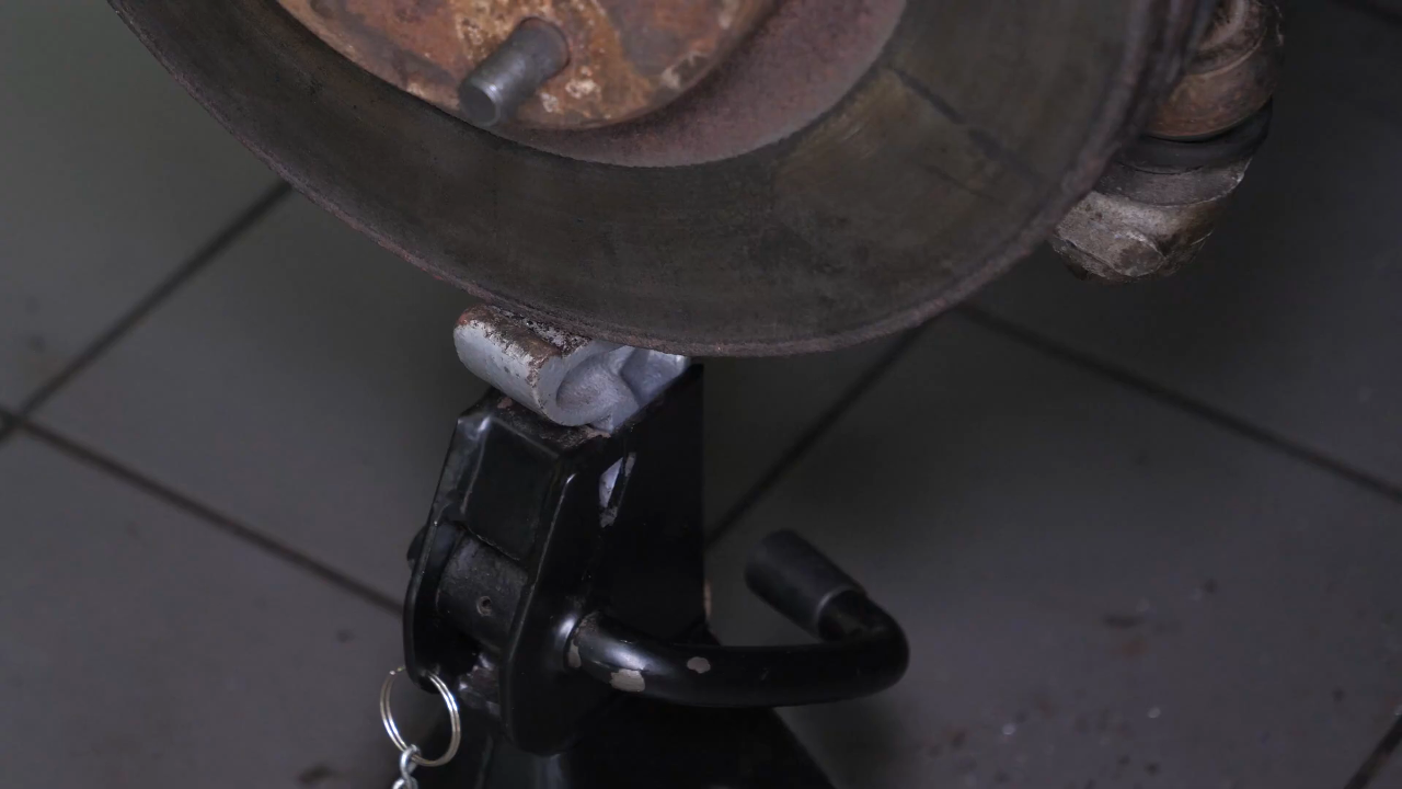 Screw the wheel hub nut