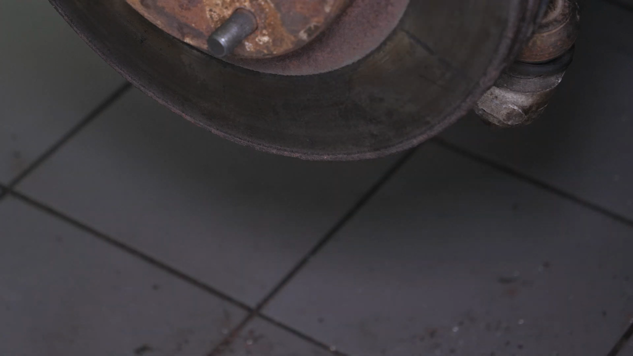 Screw the wheel hub nut