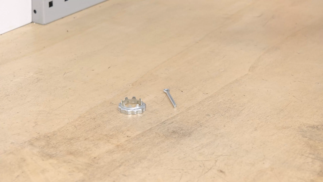 Screw the wheel hub nut