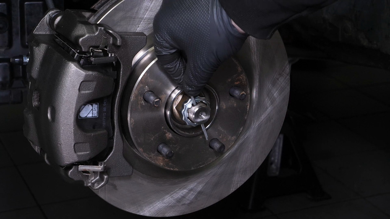 Screw the wheel hub nut