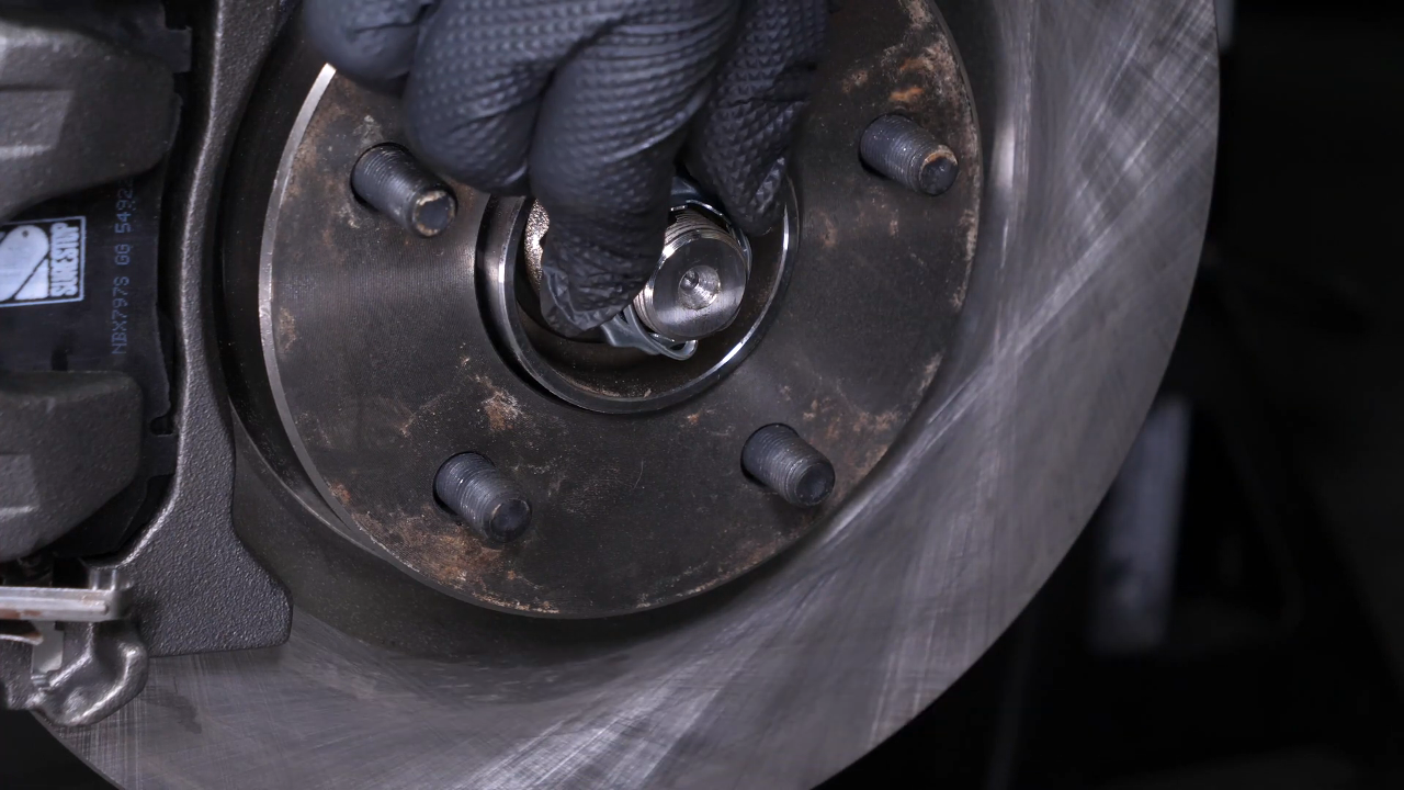 Screw the wheel hub nut