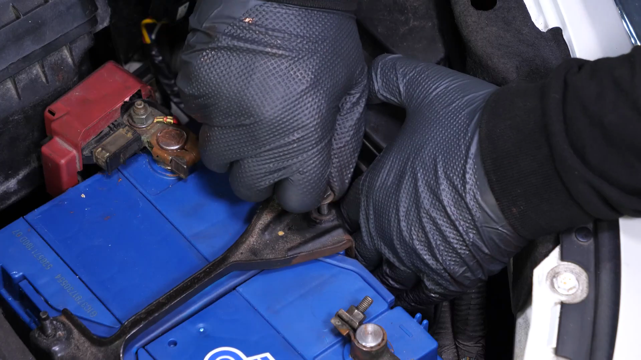 Put the battery fastening bar in place