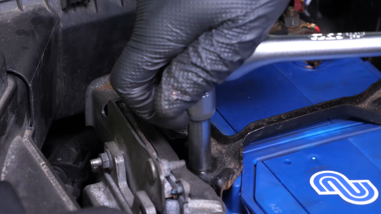 Put the battery fastening bar in place