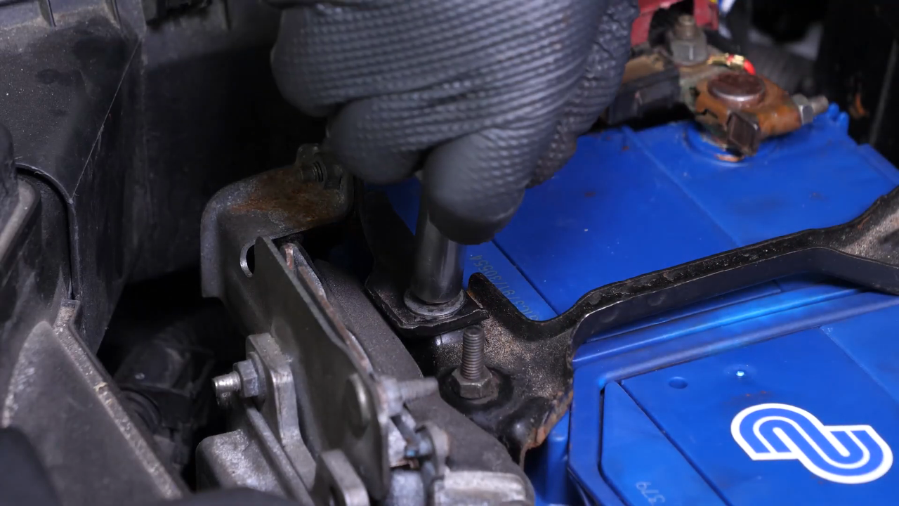 Put the battery fastening bar in place