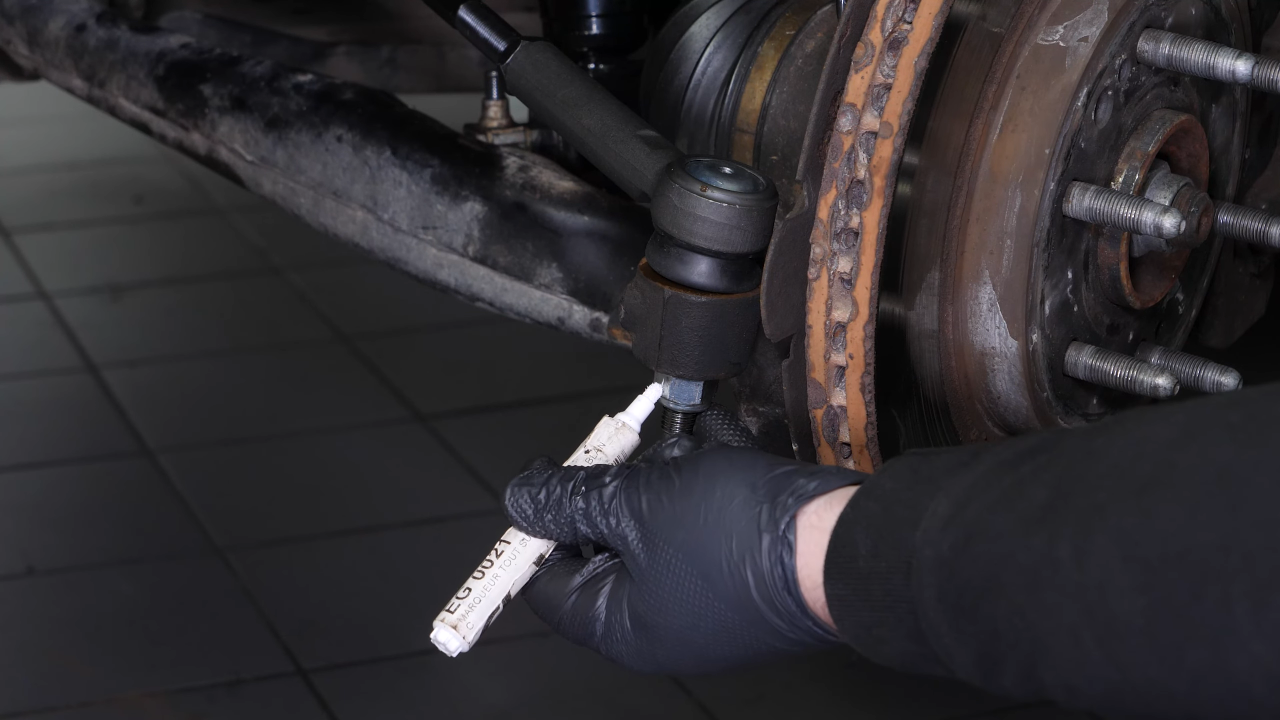 Finalise the tightening of the locknut