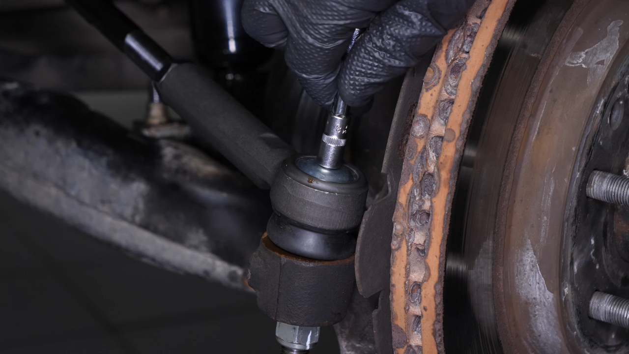 Finalise the tightening of the locknut