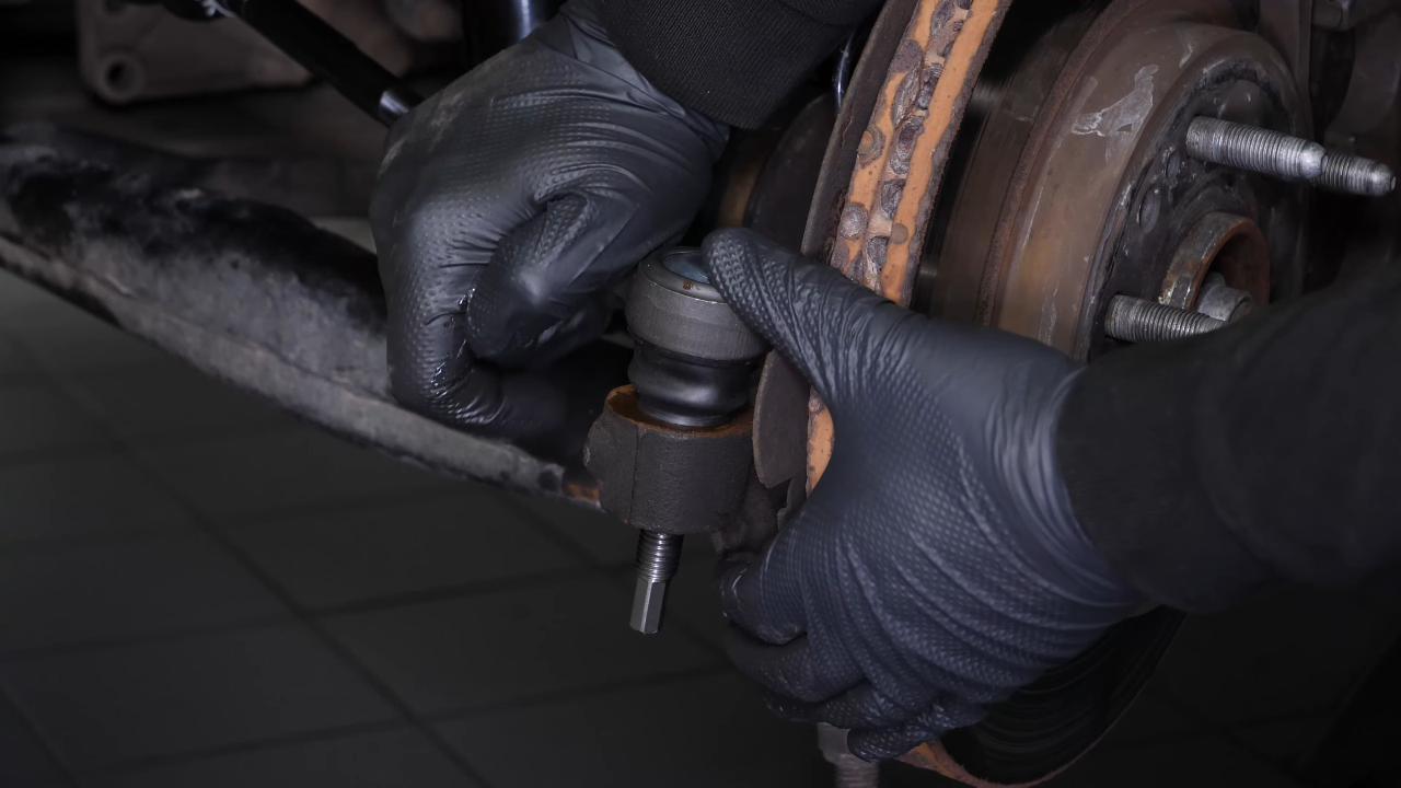 Finalise the tightening of the locknut