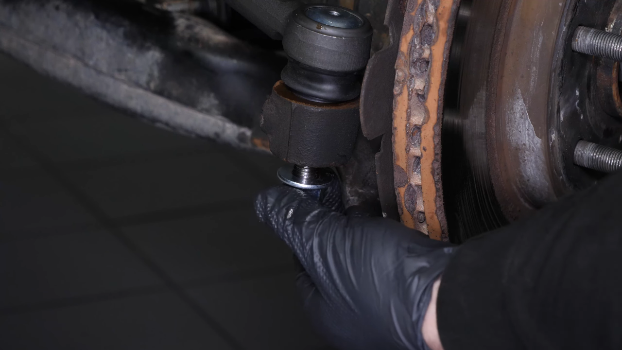 Finalise the tightening of the locknut