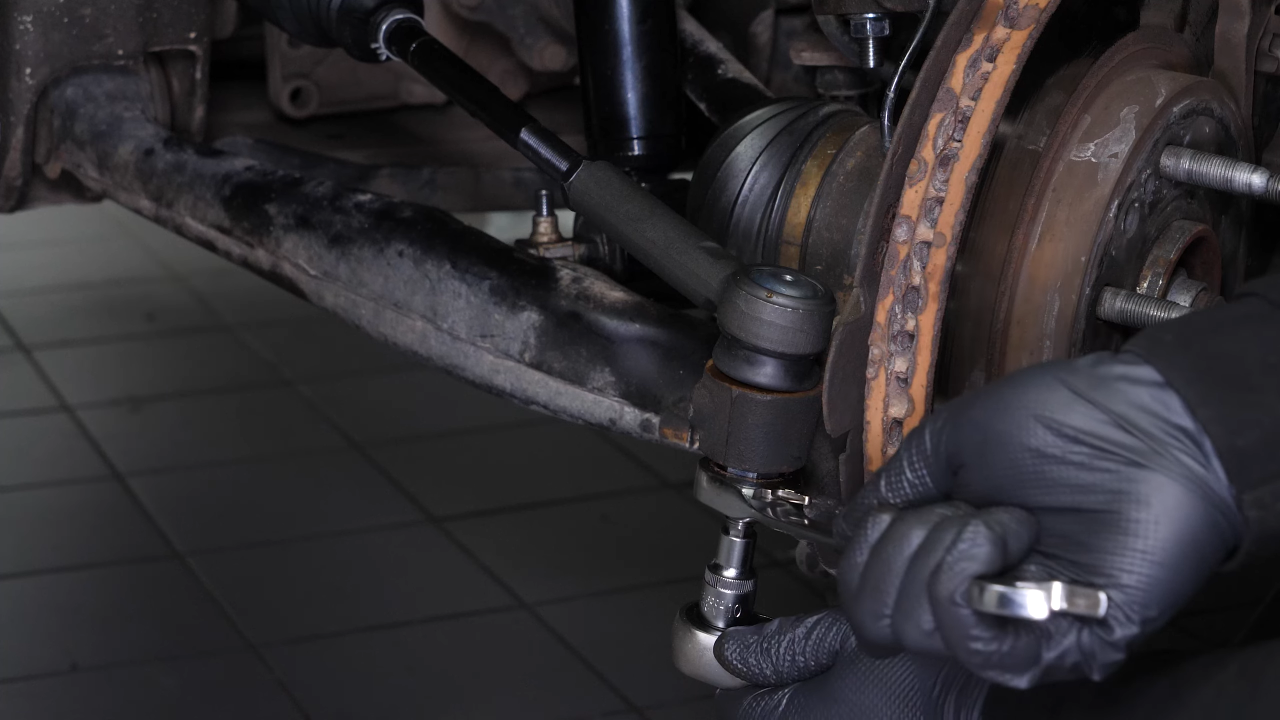 Finalise the tightening of the locknut