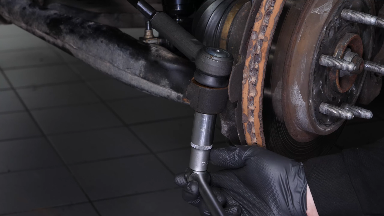 Finalise the tightening of the locknut