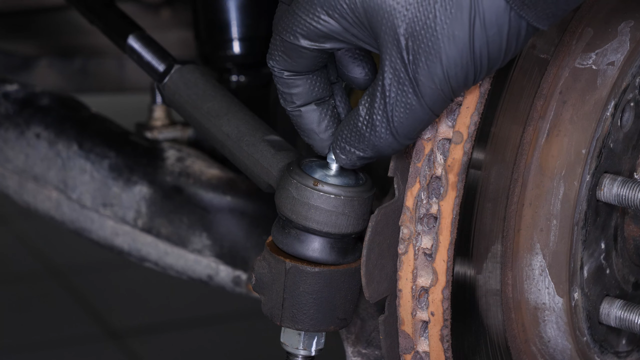 Finalise the tightening of the locknut