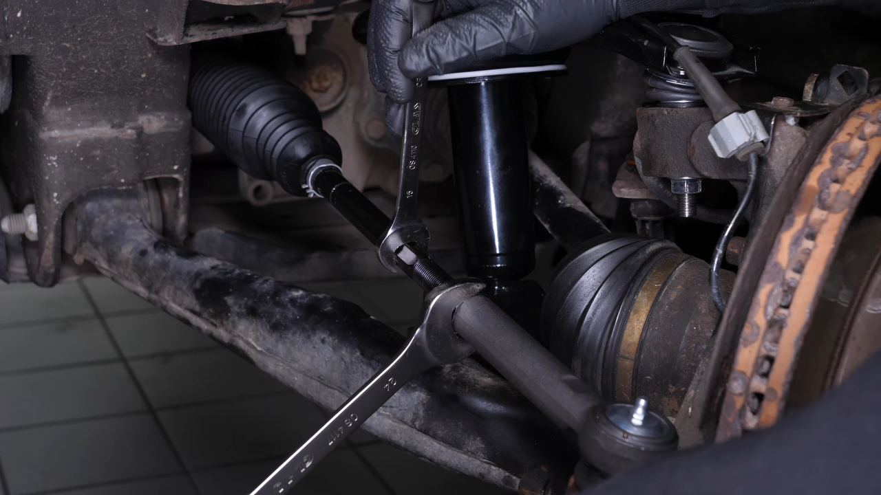 Finalise the tightening of the locknut