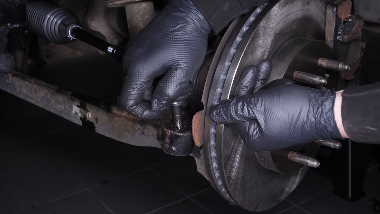 Finalise the tightening of the locknut