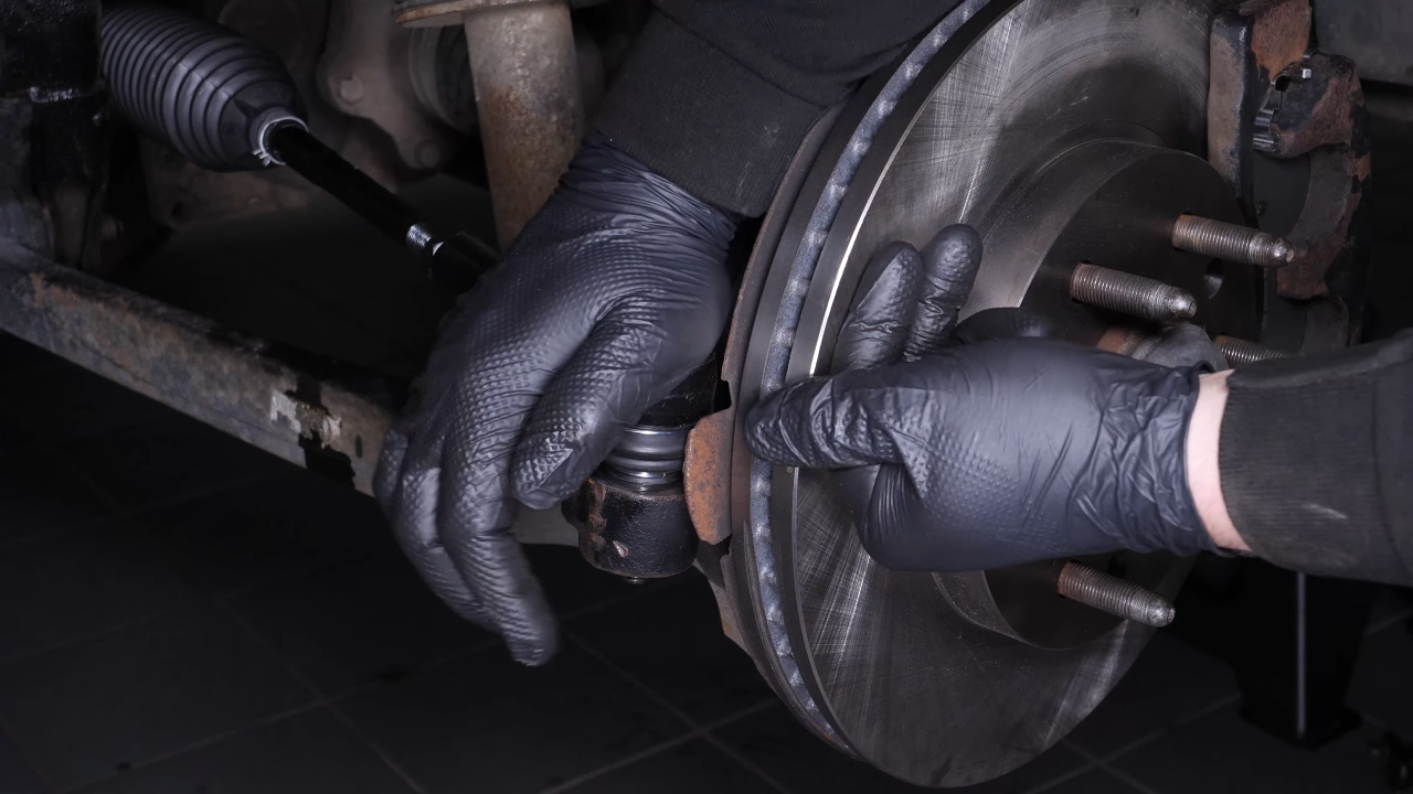 Finalise the tightening of the locknut