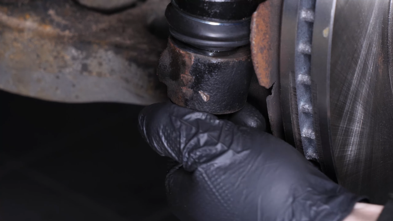 Finalise the tightening of the locknut