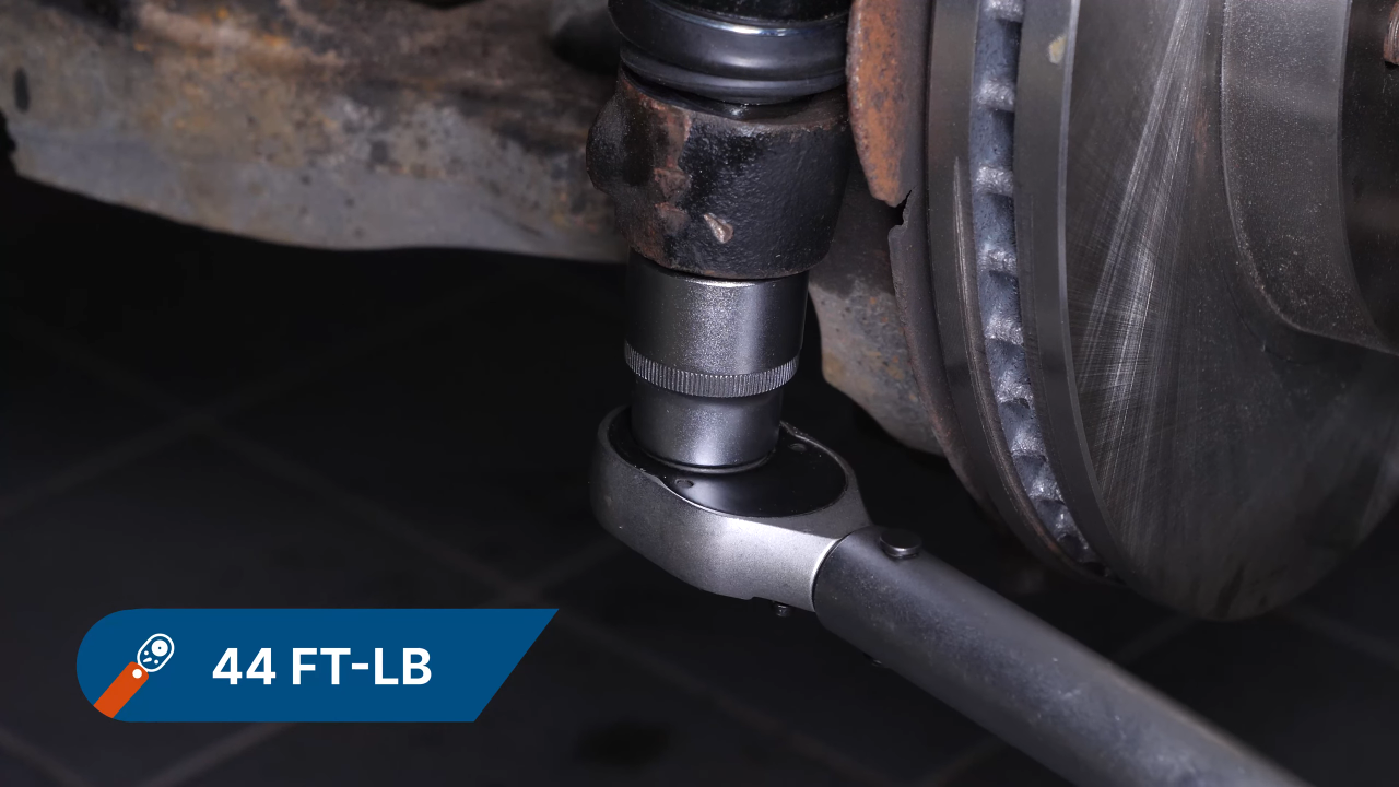 Finalise the tightening of the locknut